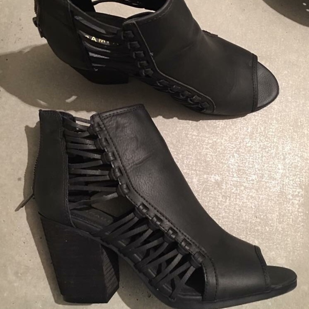 RAMPAGE // Black peep toe wedge